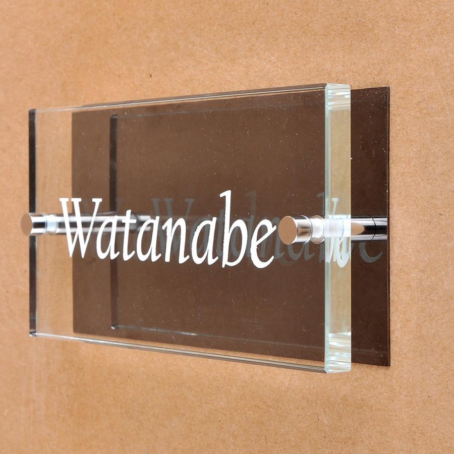 表札のアトリエ ガラス表札 白文字 ブラックステンレス板付き 150x80mm  シンプル４