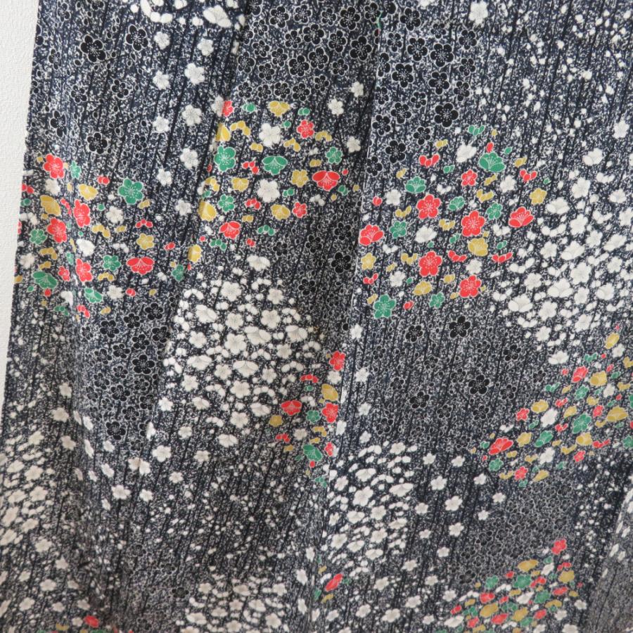 小紋 たたき染めに梅文様 単衣 広衿 白色 黒色 正絹 仕立て上がり カジュアル着物 身丈159cm |  | 01