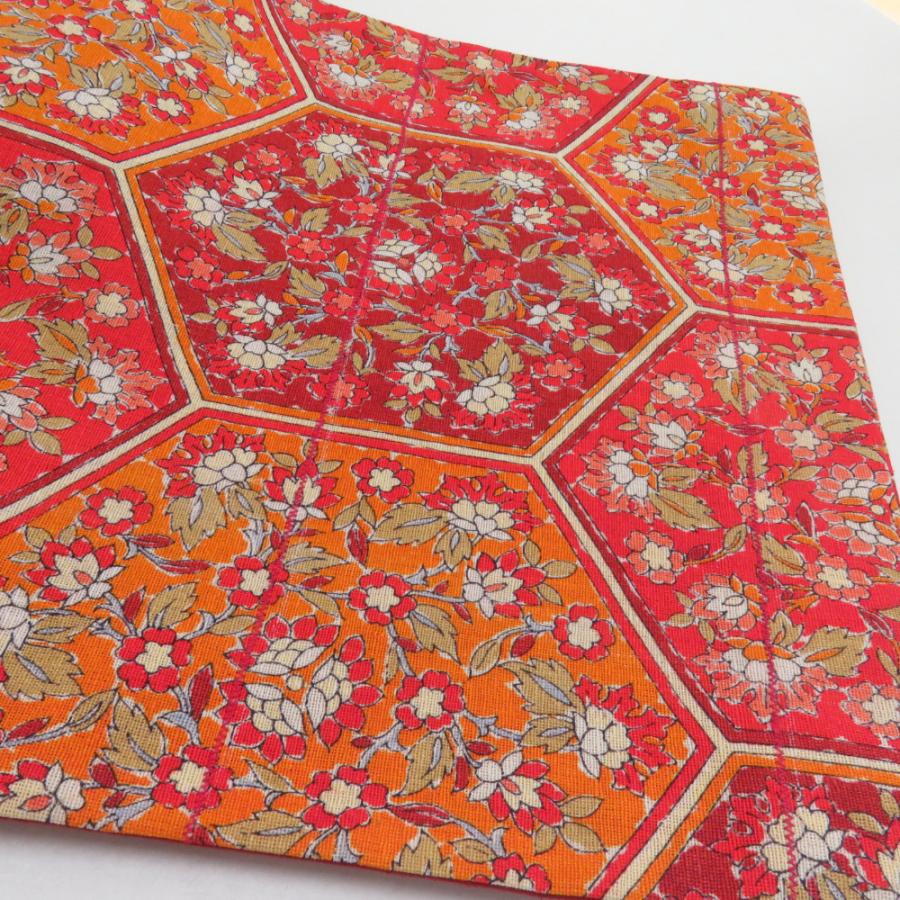 袋帯 亀甲に更紗文様 絹 全通柄 橙色 カジュアル 未仕立て品 着物帯 長さ420cm |  | 06