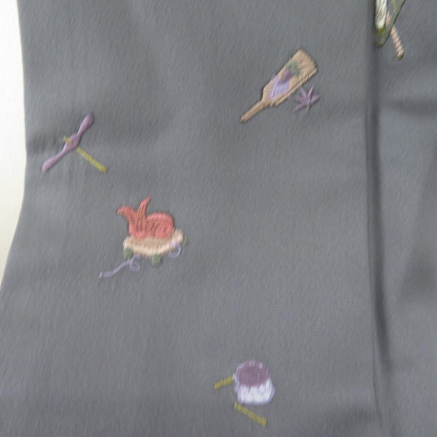 付下げ 刺繍 日本玩具文様 袷 広衿 灰色 正絹 仕立て上がり着物 紋なし 身丈166cm 付下げ 刺繍 日本玩具文様 袷 広衿 灰色 正絹 仕立て上がり着物 紋なし
