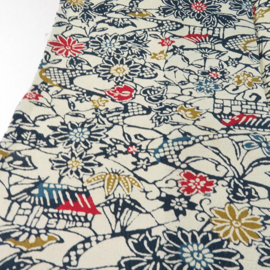 小紋 紬地 型染め 花に家屋文様 単衣 広衿 薄黄色 正絹 仕立て上がり カジュアル着物 身丈152cm |  | 02