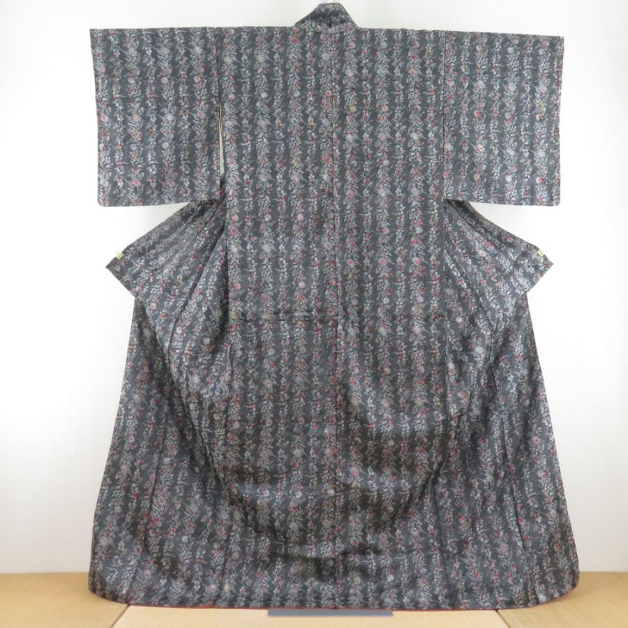 アンティーク 御召 草花柄 黒色 銀糸 袷 広衿 正絹 昭和レトロ 紋なし 昔着物 身丈167cm | 