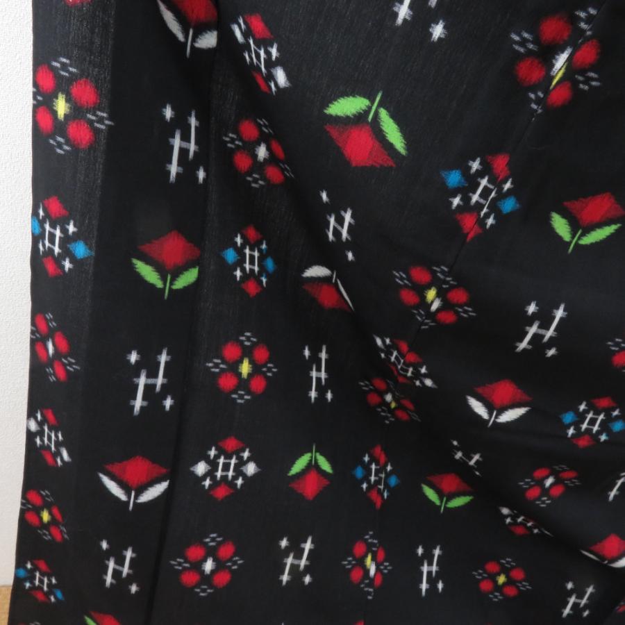 ウール着物 単衣 井桁に花文様 絣柄 織り柄 黒色 バチ衿 カジュアルきもの 普段着物 仕立て上がり 身丈166cm |  | 01