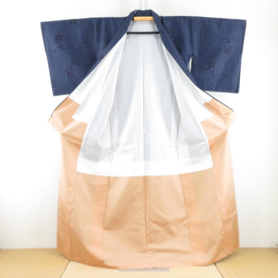 紬 着物 幾何学模様に花 紺色ｘ黒色 正絹 袷 広衿 カジュアル 仕立て上がり着物 身丈159cm 【キモノオフ野々市若松店】 紬 着物 幾何学模様に花 紺色x黒色 正絹 袷 広衿 カジュアル 仕立て