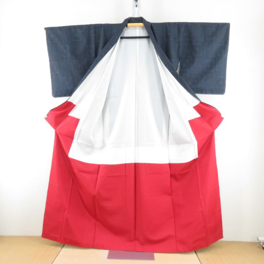 紬 着物 大島紬 市松に矢羽根模様 紺色ｘ黒色 正絹 袷 広衿 カジュアル 仕立て上がり着物 身丈159cm 【キモノオフ野々市若松店】 紬 着物 大島紬 市松に矢羽根模様 紺色x黒色 正絹 袷 広衿 カジュアル