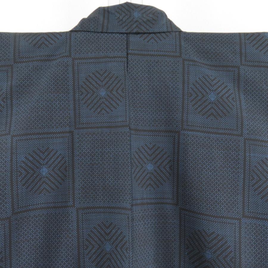 紬 着物 大島紬 市松に矢羽根模様 紺色ｘ黒色 正絹 袷 広衿 カジュアル 仕立て上がり着物 身丈159cm 【キモノオフ野々市若松店】 紬 着物 大島紬 市松に矢羽根模様 紺色x黒色 正絹 袷 広衿 カジュアル