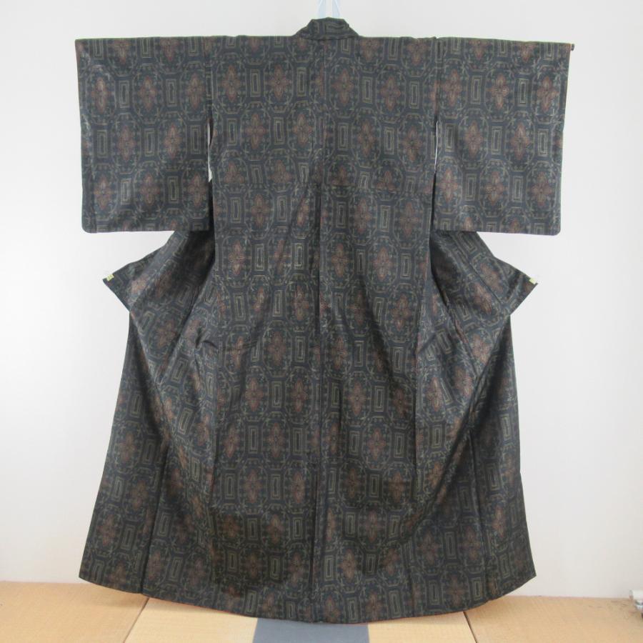 紬 着物 大島紬 幾何学模様に花 黒色ｘオレンジ色ｘ緑色 袷 広衿 正絹 仕立て上がり着物 身丈158cm | 