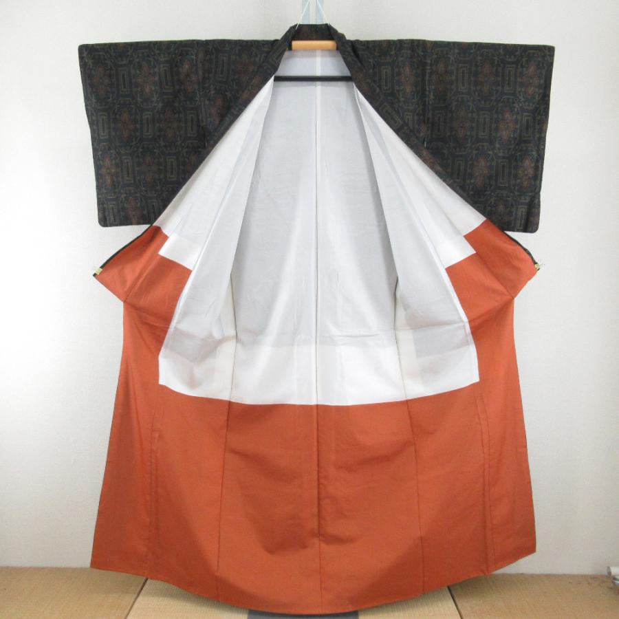 紬 着物 大島紬 幾何学模様に花 黒色ｘオレンジ色ｘ緑色 袷 広衿 正絹 仕立て上がり着物 身丈158cm |  | 01
