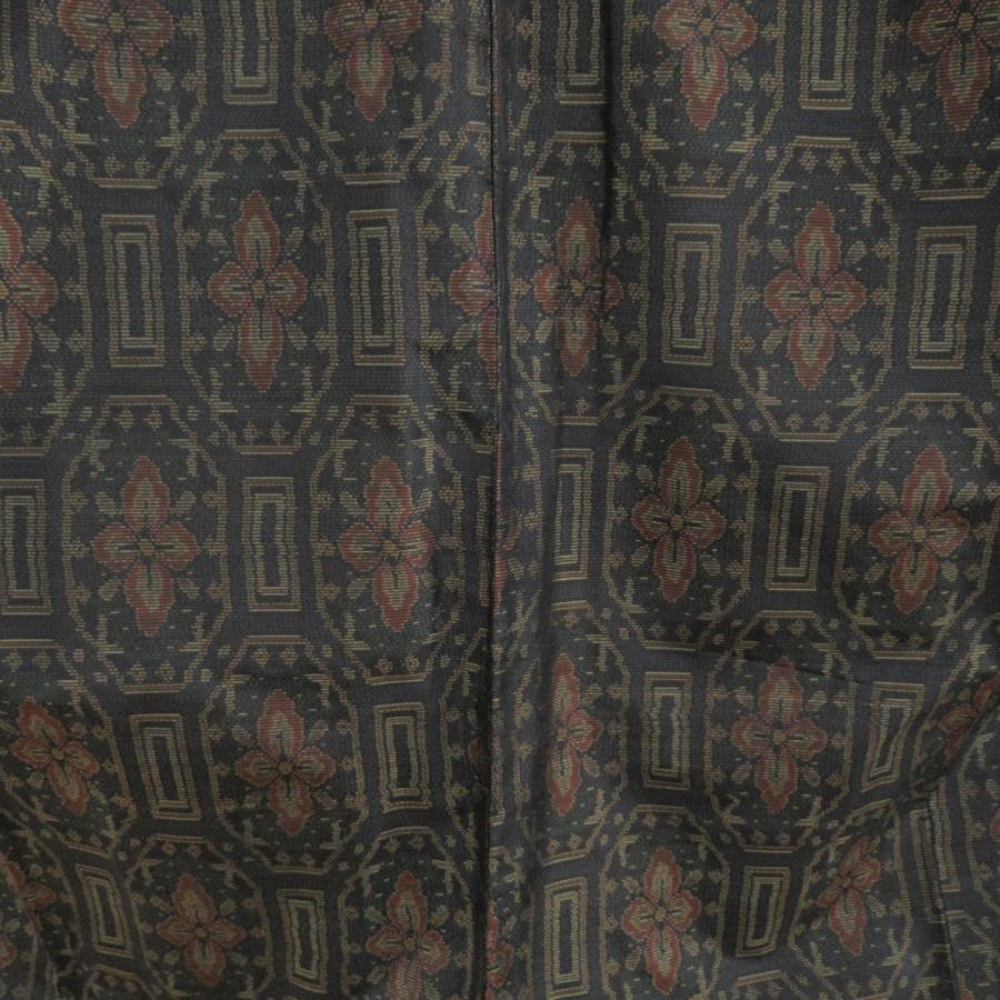 紬 着物 大島紬 幾何学模様に花 黒色ｘオレンジ色ｘ緑色 袷 広衿 正絹 仕立て上がり着物 身丈158cm |  | 03