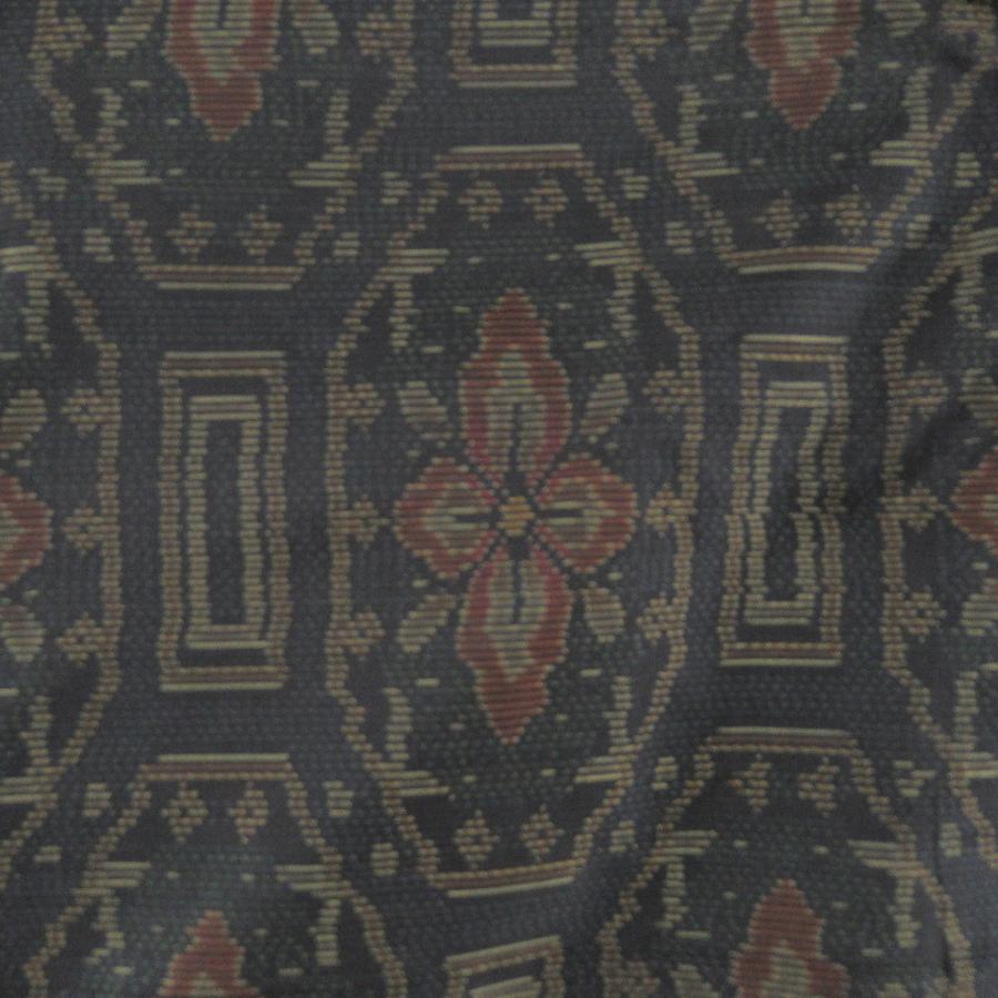 紬 着物 大島紬 幾何学模様に花 黒色ｘオレンジ色ｘ緑色 袷 広衿 正絹 仕立て上がり着物 身丈158cm |  | 04