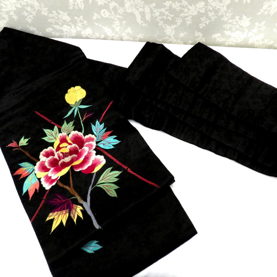 名古屋帯 繻子 昔 アンティーク帯 昔名古屋帯 黒 多色 大花 刺繍 レトロファッション 明治・大正ロマン 地模様あり 長さ335cm 【キモノオフ野々市若松店】 名古屋帯 繻子 昔 アンティーク帯 昔名古屋帯 黒 多色 大花 刺繍