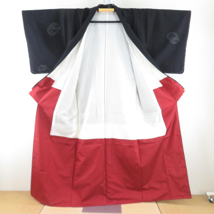 紬 着物 雪輪に松模様 黒色ｘ灰色 袷 バチ衿 絹 仕立て上がり着物 身丈159cm 【キモノオフ野々市若松店】 紬 着物 雪輪に松模様 黒色x灰色 袷 バチ衿 絹 仕立て上がり着物 身丈