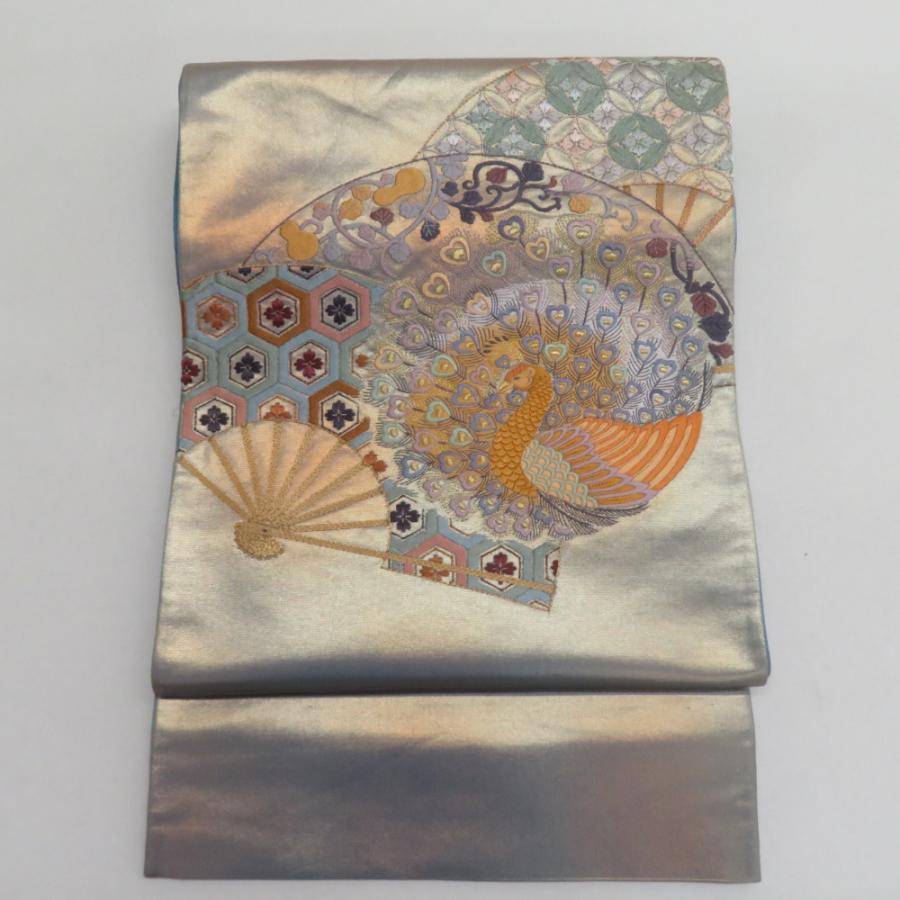 袋帯 グレーｘゴールド パステル系 孔雀に扇子模様 刺繍入り お太鼓柄 正絹 仕立て上がり 着物帯 長さ430cm 【キモノオフ野々市若松店】 袋帯 グレーxゴールド パステル系 孔雀に扇子模様 刺繍入り お太鼓柄