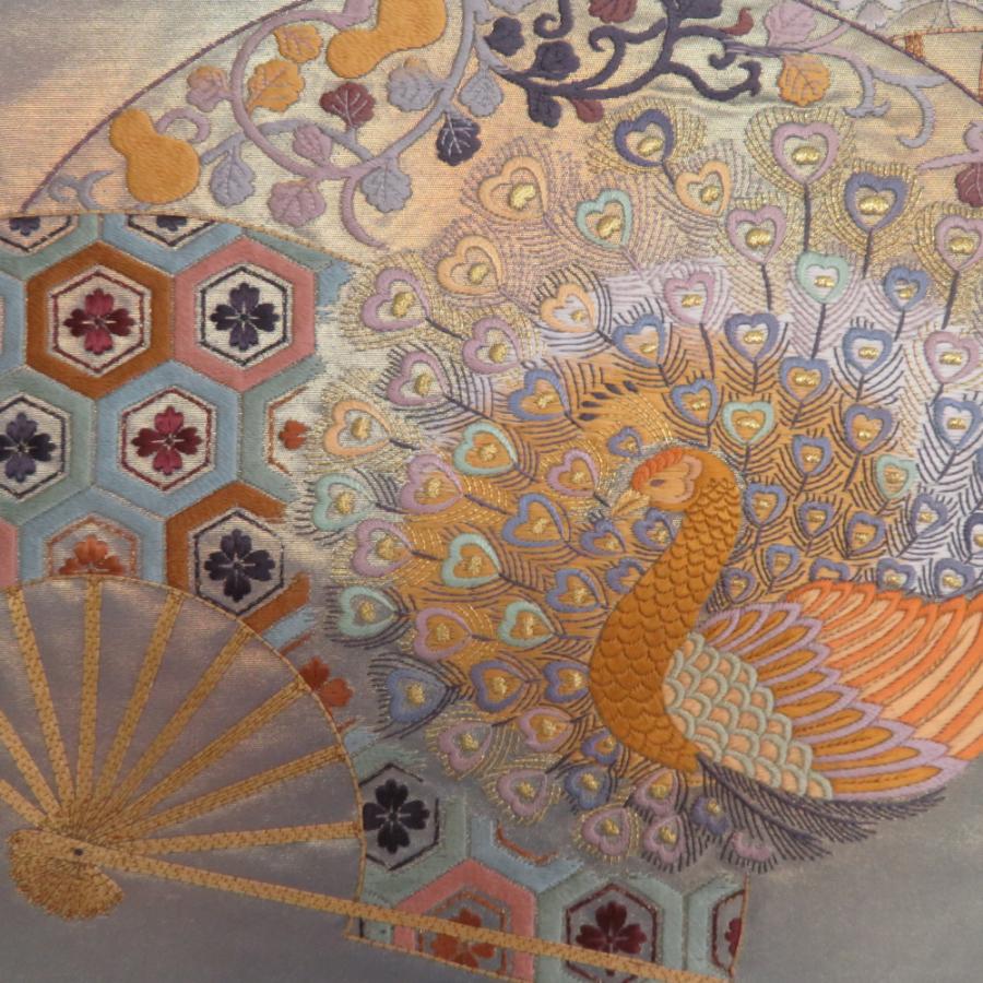 袋帯 グレーｘゴールド パステル系 孔雀に扇子模様 刺繍入り お太鼓柄 正絹 仕立て上がり 着物帯 長さ430cm 【キモノオフ野々市若松店】 袋帯 グレーxゴールド パステル系 孔雀に扇子模様 刺繍入り お太鼓柄