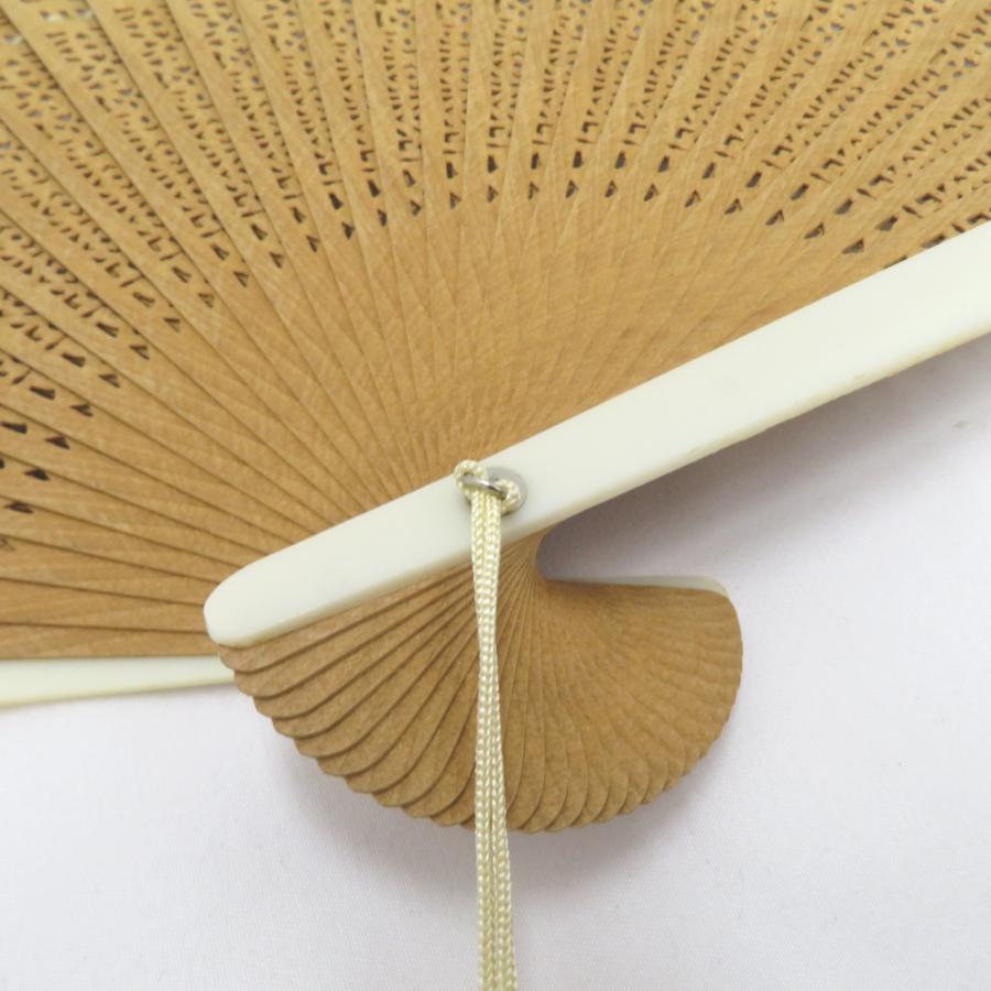 和小物 扇子 白檀扇子 透かし彫り 軸長さ20cm 扇子入れ箱付き : ココ