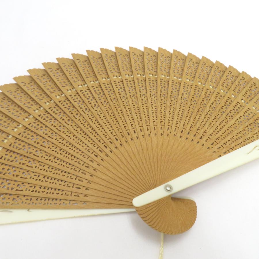 和小物 扇子 白檀扇子 透かし彫り 軸長さ20cm 扇子入れ箱付き : ココ
