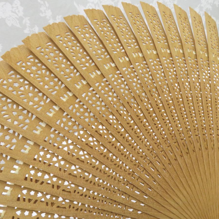 和小物 扇子 白檀扇子 透かし彫り 軸長さ20cm 扇子入れ箱付き : ココ