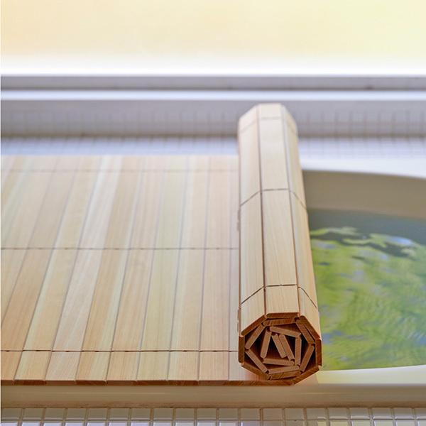 四国加工:無垢ひのきの巻ける風呂ふた 「森林浴」 70×108 HUH-70