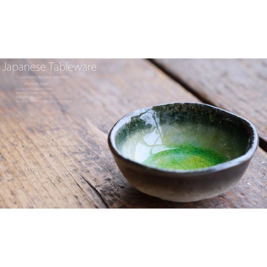 緑のリボン装飾の陶器皿 緑のリボン装飾の陶器皿