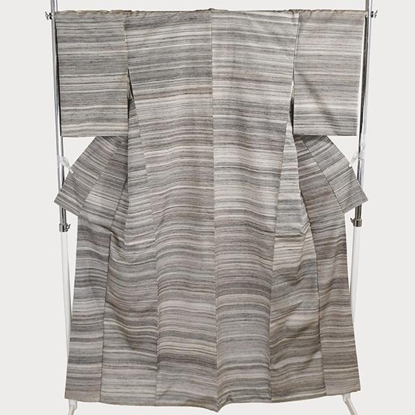 着物 正絹 女性 紬 小紋 袷きもの ダークグレー オフホワイト 横縞 身丈167cm 絹100％ 普段着 お稽古 着付け 観劇 和装  5XK040 | ブランド登録なし