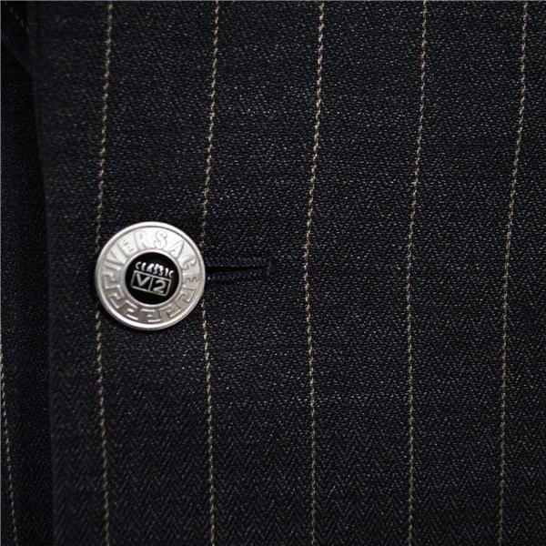 ヴェルサーチ 3つボタン シングルスーツ M A6 ダークグレー ストライプ かぶせ銀ボタン 開き見せ VERSACE 28F2K3 合物 春秋 6XA069 | VERSACE | 02