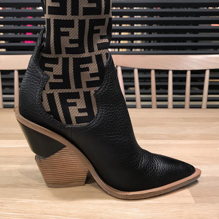 FENDI 【超美品】フェンディ ズッカ柄 FF柄 ソックスニーハイ FENDI 【超美品】フェンディ ズッカ柄 FF柄 ソックスニーハイ