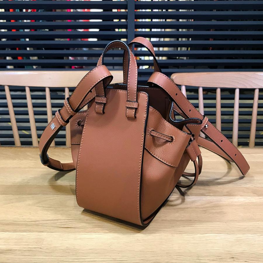 LOEWE 【新品未使用】ロエベ ハンモック ドローストリングバッグ LOEWE 【新品未使用】ロエベ ハンモック ドローストリングバッグ