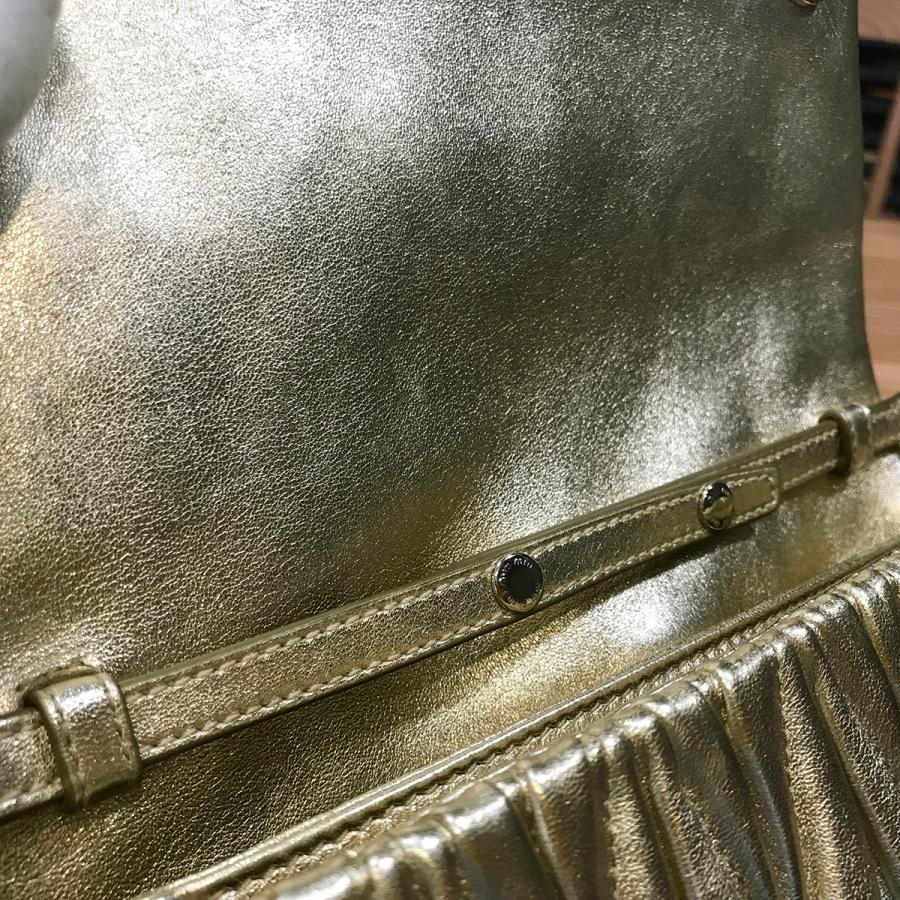 ミュウミュウ ショルダーバッグ マテラッセ 斜め掛け ロゴ金具 レザー ゴールド miu miu（ミュウミュウ） 【超美品】ミュウミュウ マテラッセ 斜め掛け