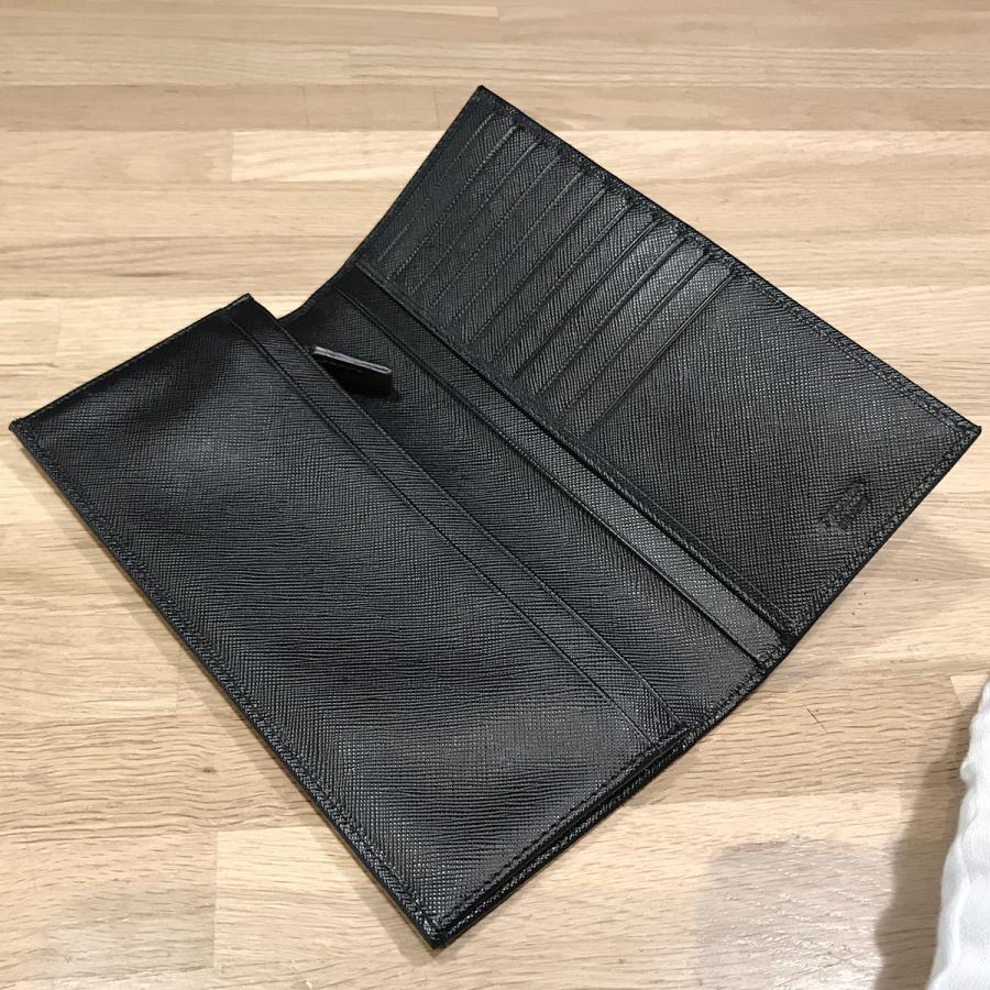 【新品未使用】 PRADA プラダ 二つ折り財布 サフィアーノ ブラック PRADA 2MV836 / プラダ サフィアーノ 牛革 小銭入れあり 二つ折り 定番