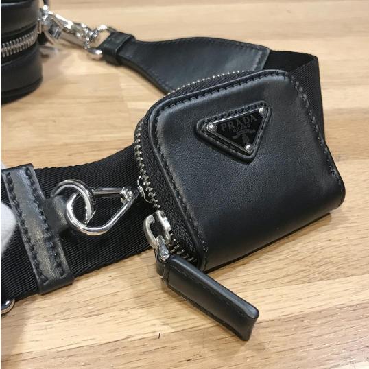 PRADA 【超美品】プラダ ポーチ付 ショルダーバッグ レザー PRADA 【超美品】プラダ ポーチ付 ショルダーバッグ レザー