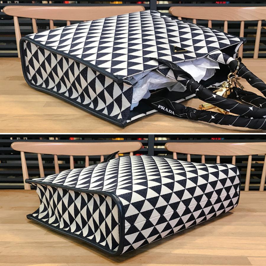 PRADA 三角模様 スカーフ ギフトボックス PRADA（プラダ） 【未使用】プラダ シンボル エンブロイダリー