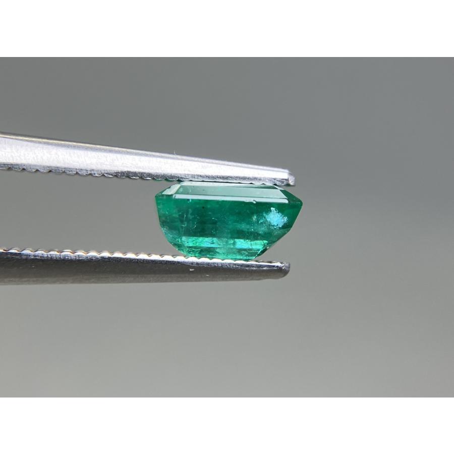 合計0.24g　エメラルド　鉱物標本　ルースセット エメラルド 天然 1.313ct 中央宝石ソーティング付き 7.14mm×5.59mm