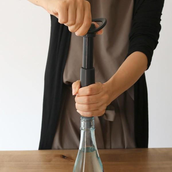 新作商品 バキュバン 酒鮮 日本酒保存器具 ポンプ ストッパー 2個 セット 酒保存用品 バキュームポンプ ボトルストッパー 真空 酒用品 密閉保存 日本酒保存栓 酒瓶ストッパー 日本酒用 酸化防止 劣化防止 お酒 日本酒 アルコール 保存 保存器具 022273001 バキュバン vacuvin 日本酒保存器具 酒鮮 ポンプ&ストッパー(2個)セット 酒保存器具 ボトルストッパー 酸化防止
