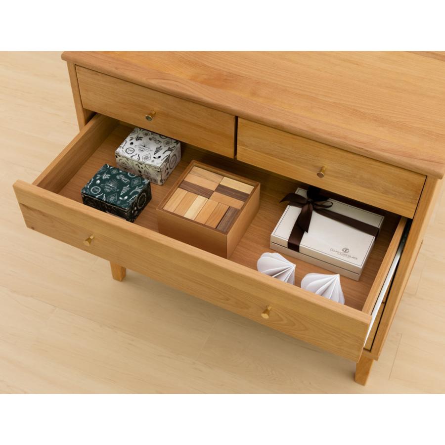 アルダー材のリビングチェスト 4段 A あたたかみのあるアルダー材のリビングチェスト（キャビネット