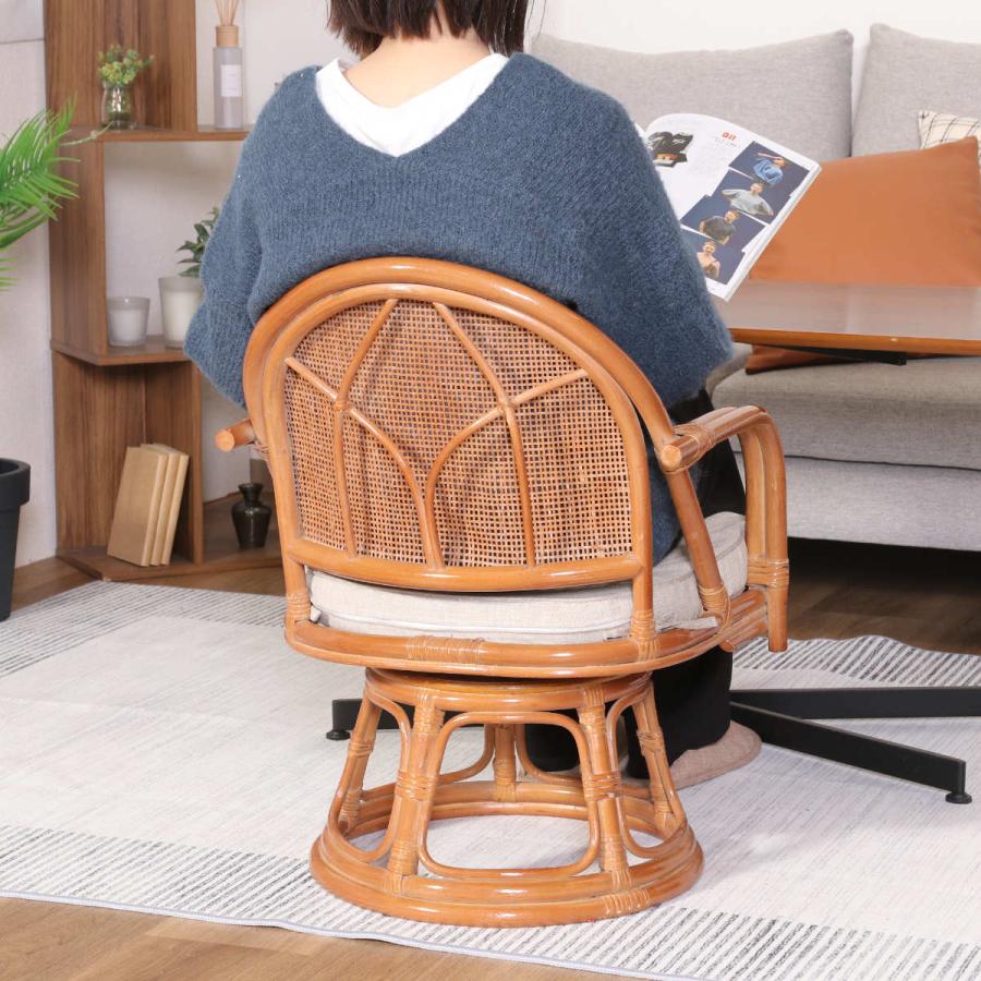 不二貿易　ラタン　回転チェア ミドルタイプ クッション付♪ 不二貿易（Fuji Boeki） ラタン 回転チェア 座面高33cm クッション付