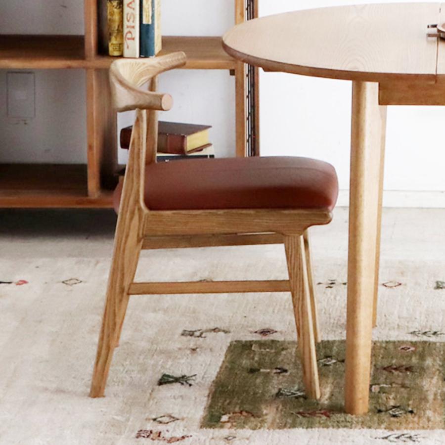 彫刻入り木製 椅子二脚 テーブル イタリア製のダイニングチェア2脚