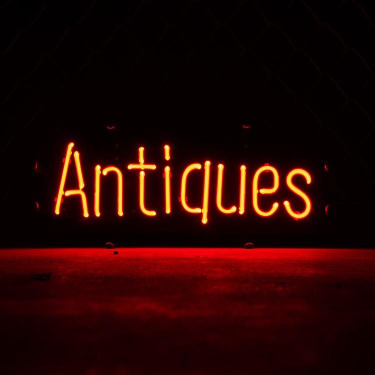 アメリカンネオンサイン Antiques アンティーク (レッドネオン) 縦20×横47cm レトロインテリア ガレージ 西海岸 | ブランド登録なし