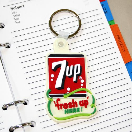 キーホルダー 7UP セブンアップ PVC 2D キーリング  (C) アクセサリー バッグチャーム アメリカン雑貨 | ブランド登録なし