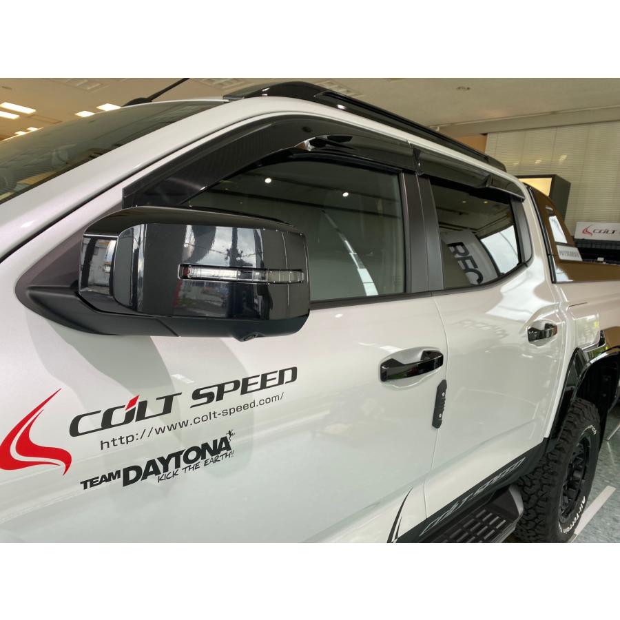 コルトスピード （COLT SPEED） 三菱トライトン専用　エアロサイドバイザー CSメタルエンブレム プレゼントセット！　品番：CSD0301-018 |  | 02