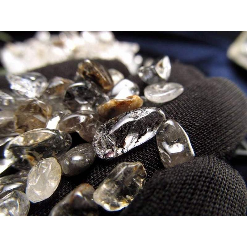 小粒タイプ エレスチャルクォーツ 骸骨水晶 さざれ 約100g入り 粒の大きさ約4mm-10mm エレスチャル 最強パワー 漆黒グラファイト サザレ石 ヒマラヤ産 sa-p | ブランド登録なし