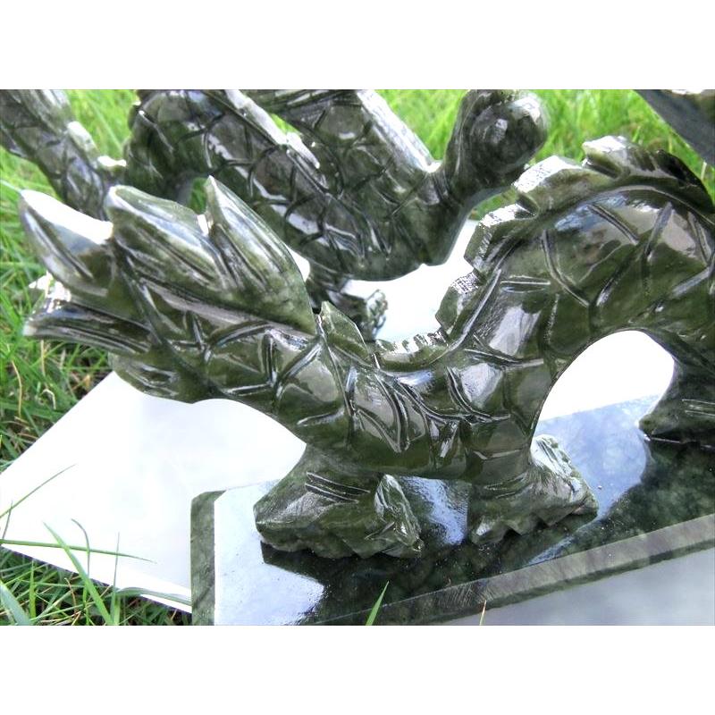 濃いグリーン 玉持ち龍神 サーペンティン 蛇紋石 龍彫刻置物 500-650g