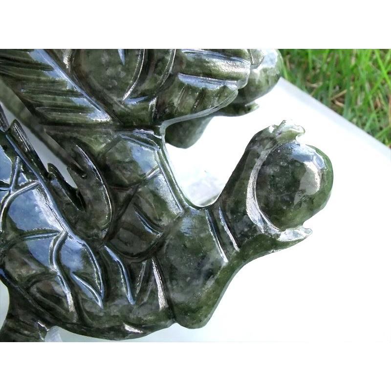 濃いグリーン 玉持ち龍神 サーペンティン 蛇紋石 龍彫刻置物 500-650g