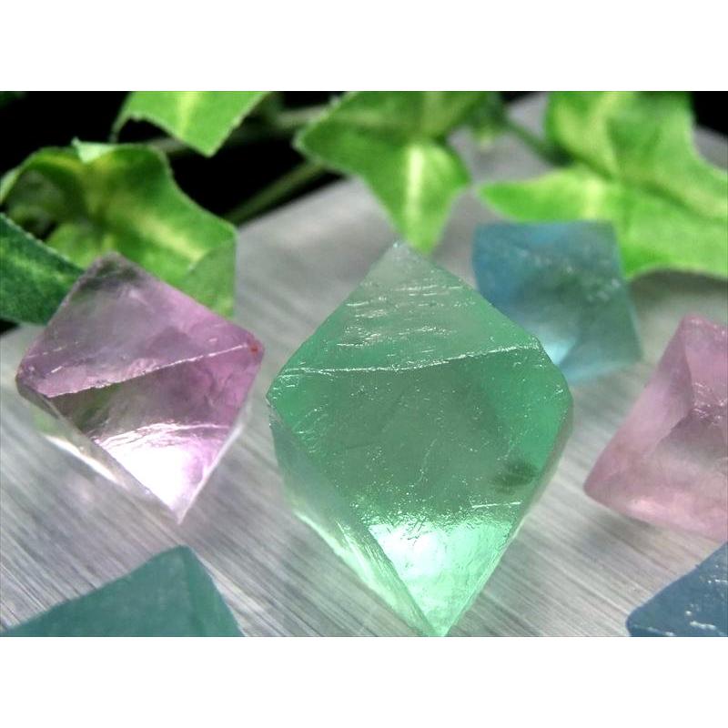 わくわくのサイズMIX 4A つやつや フローライト 8面体結晶 MIXカラー