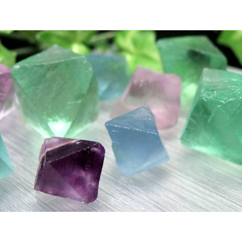 わくわくのサイズMIX 4A つやつや フローライト 8面体結晶 MIXカラー