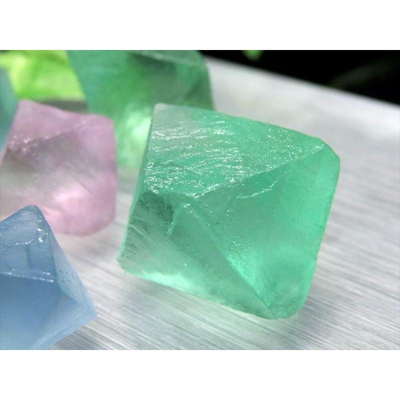 わくわくのサイズMIX 4A つやつや フローライト 8面体結晶 MIXカラー