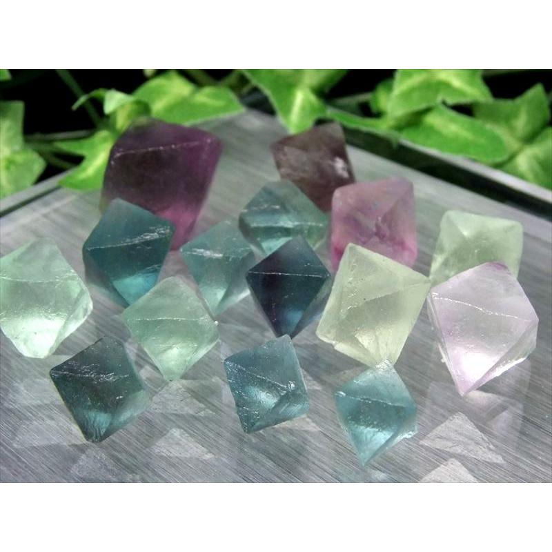 わくわくのサイズMIX 4A つやつや フローライト 8面体結晶 MIXカラー