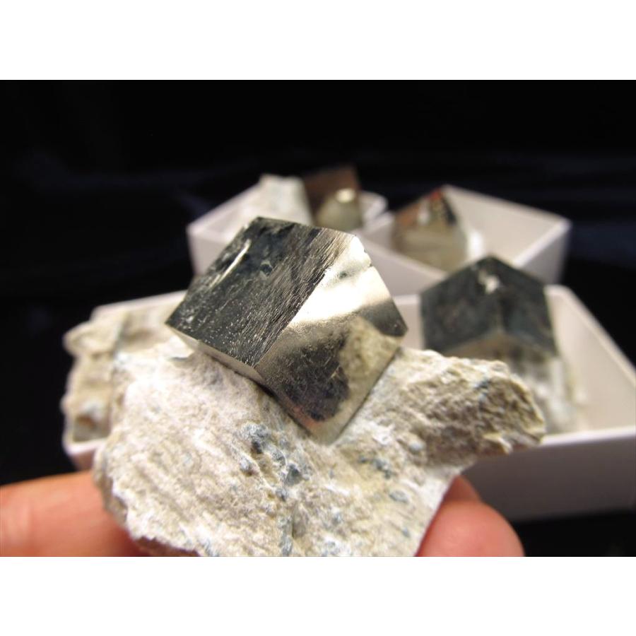 大幅値引き致しました。！！誕生石の原石です。母岩着き観賞用です。