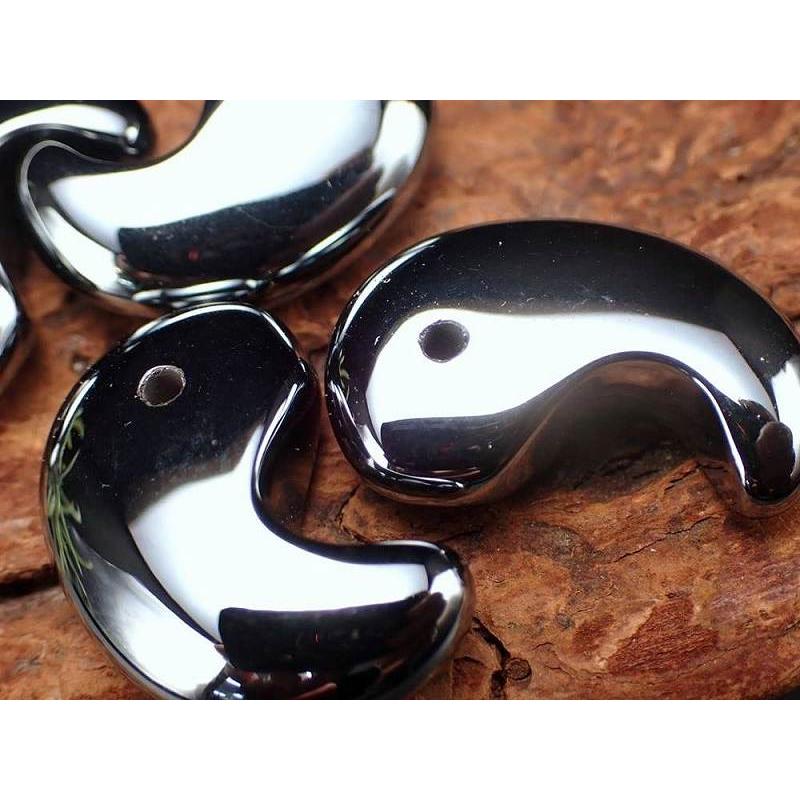 1個売り テラヘルツ鉱石 勾玉 携帯用ポーチ付き 縦約30mm×横約20mm つやつや光沢で鏡のような表面 話題の 高純度 テラヘルツ 鉱石 2020年 パワーストーン | ブランド登録なし