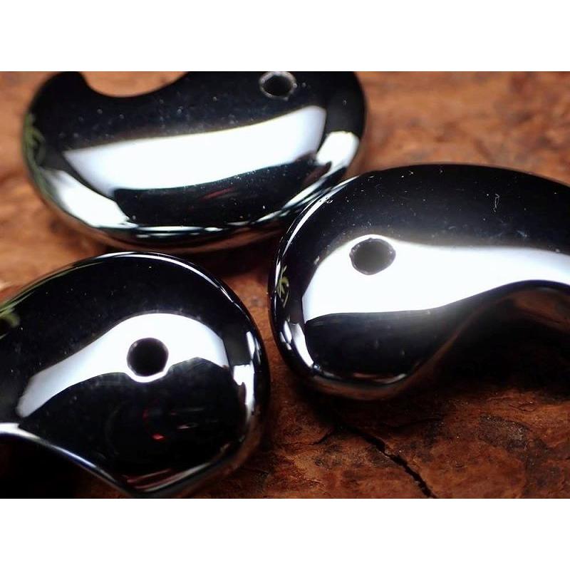 1個売り テラヘルツ鉱石 勾玉 携帯用ポーチ付き 縦約30mm×横約20mm つやつや光沢で鏡のような表面 話題の 高純度 テラヘルツ 鉱石 2020年 パワーストーン | ブランド登録なし | 01