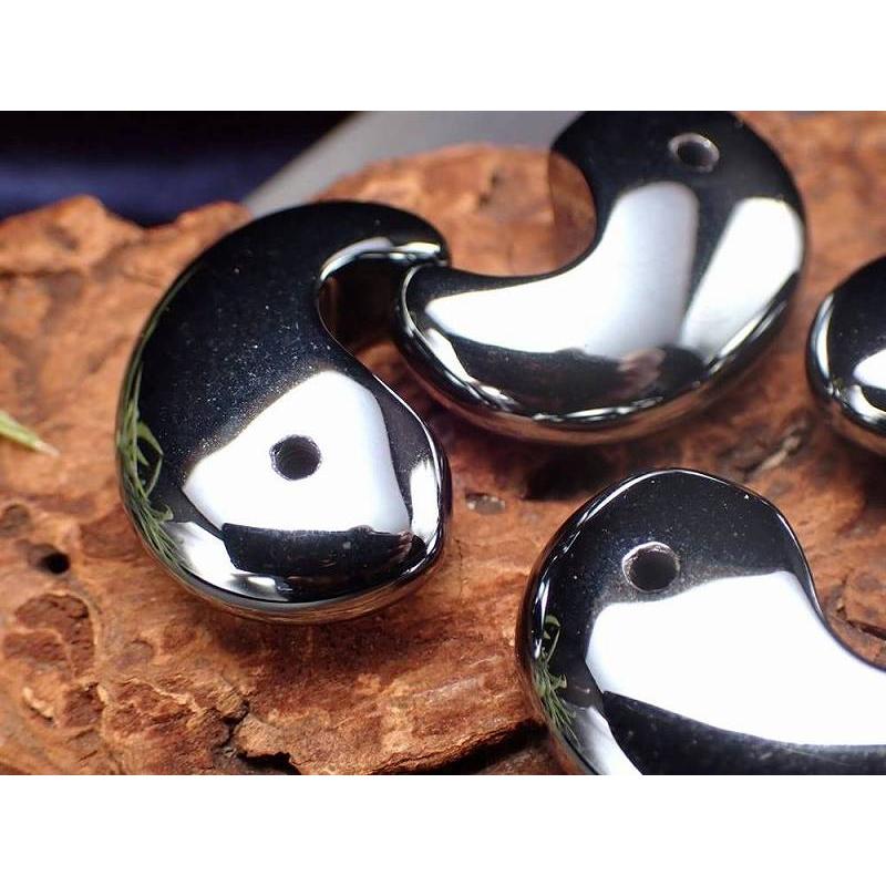 1個売り テラヘルツ鉱石 勾玉 携帯用ポーチ付き 縦約30mm×横約20mm つやつや光沢で鏡のような表面 話題の 高純度 テラヘルツ 鉱石 2020年 パワーストーン | ブランド登録なし | 02